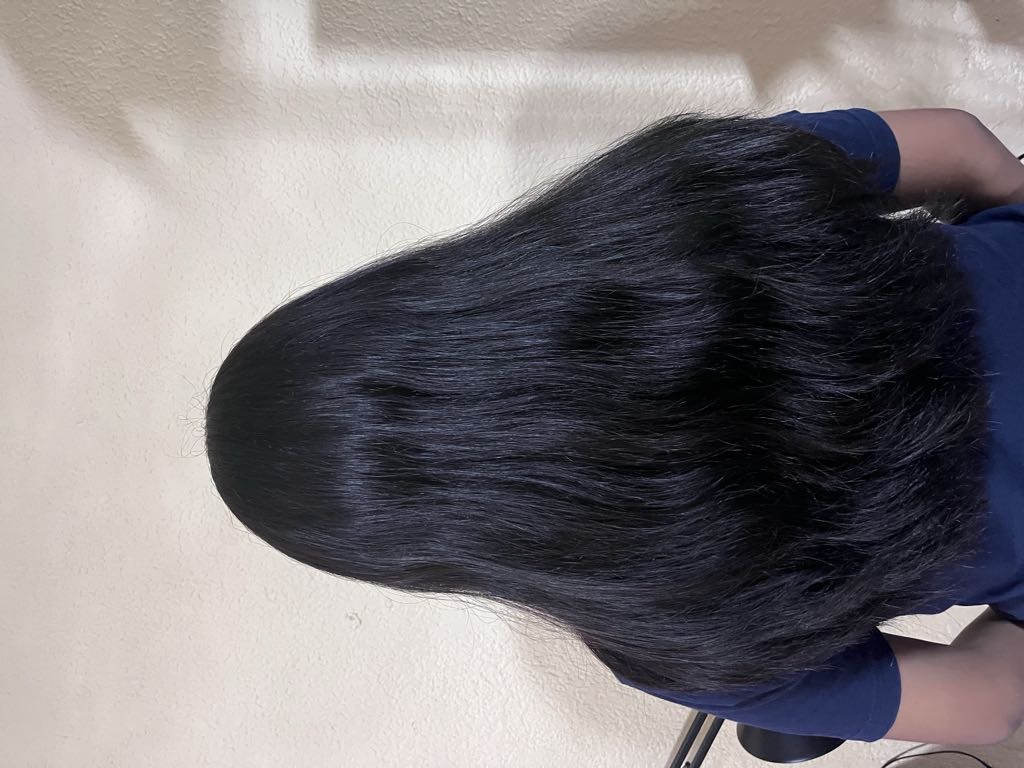Cabello largo antes del alisado, con ondas