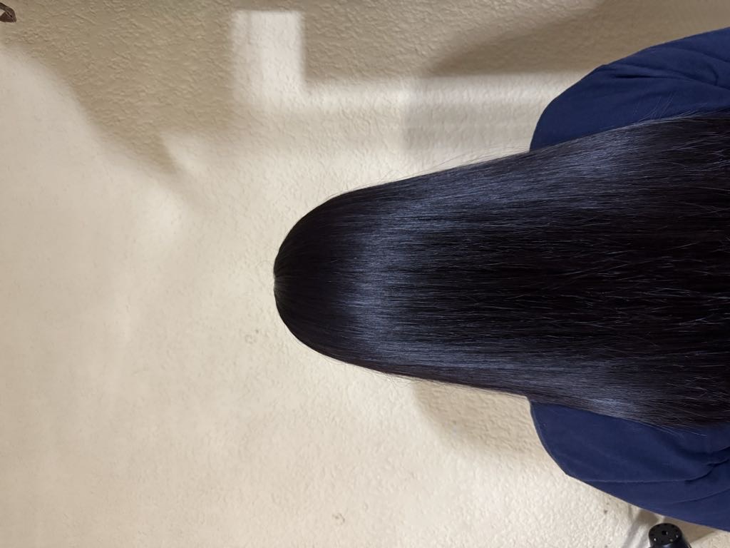 Cabello largo después del alisado, liso y brillante