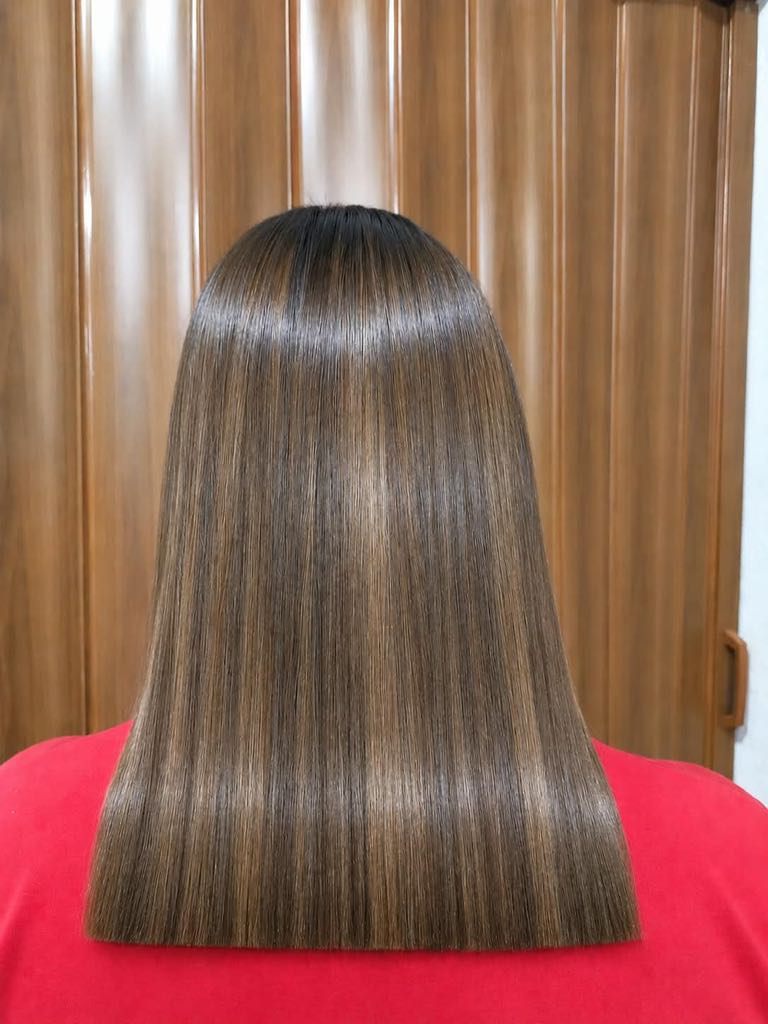 Cabello castaño liso y brillante