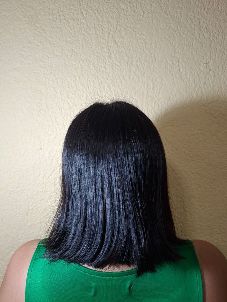 Cabello corto, oscuro y liso